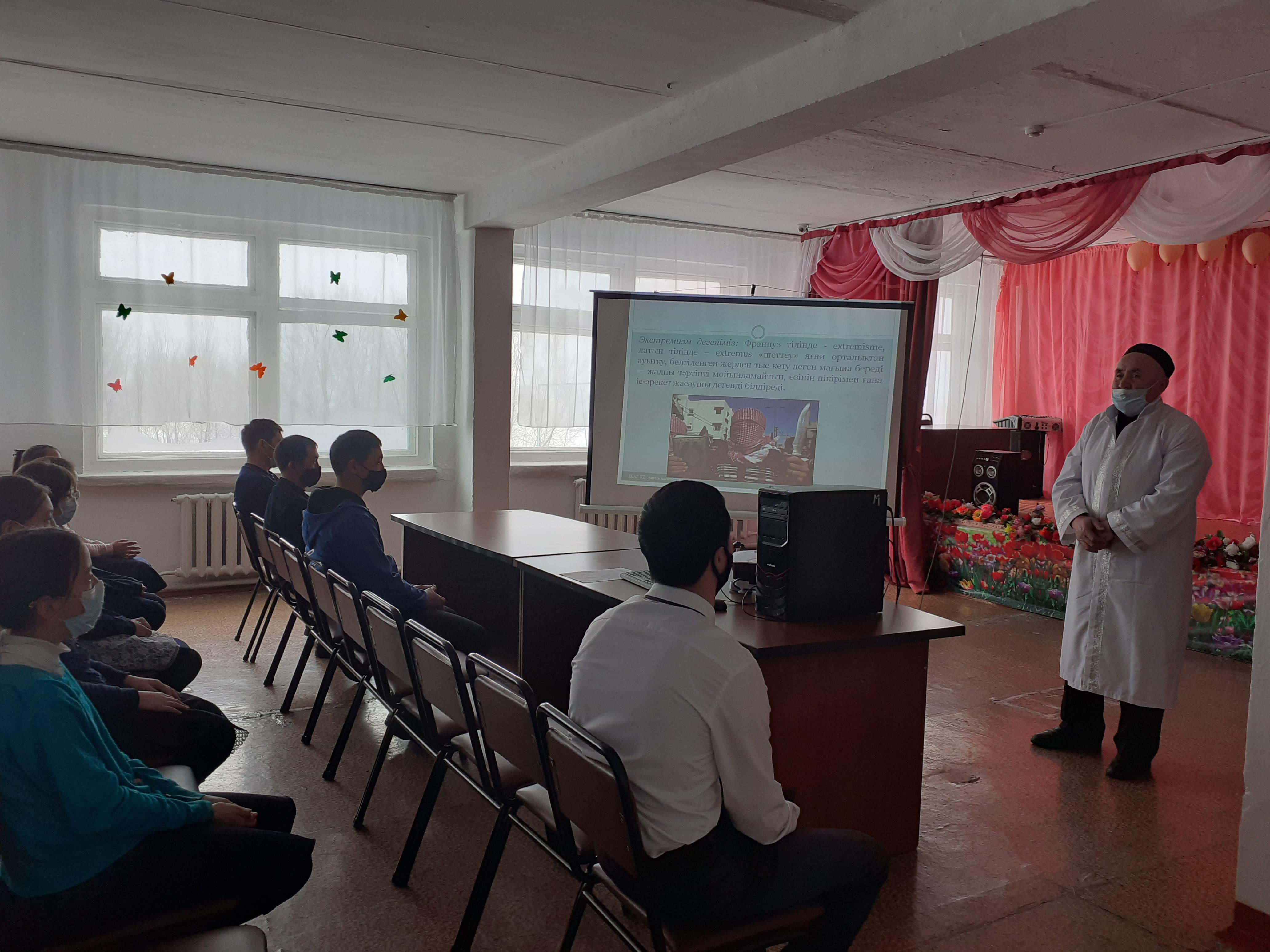 Діни экстремистік терроризмнің алдын алу және интернет желісіндегі қауіпсіздігі жайлы ауыл имамы Ағзомов Мұратпен кездесу